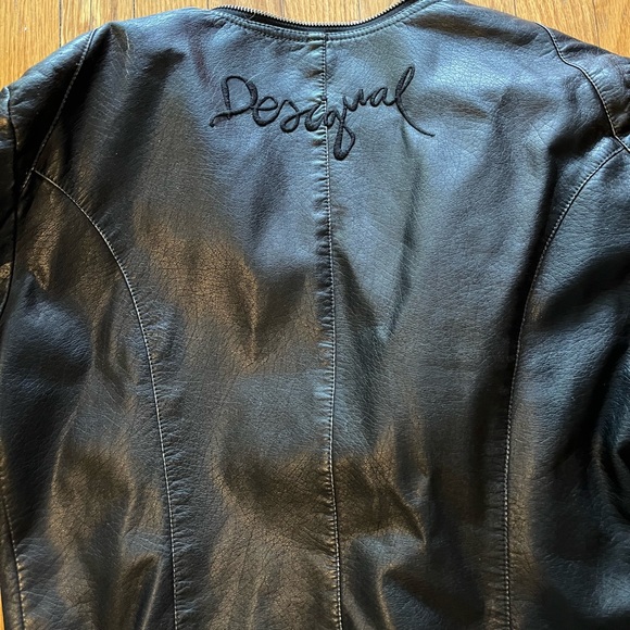 Desigual vegan leather jacket with embroidery and detachable collar! - Picture 8 of 8